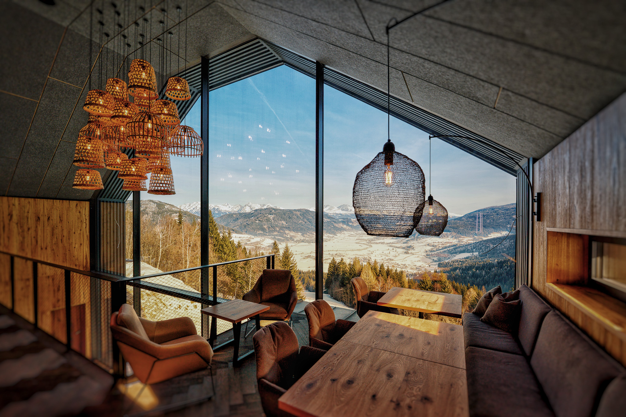 Bei der Gestaltung dieses Gasthofs war es ein Anliegen, die atemberaubende Berglandschaft in das Innendesign zu integrieren. Große Glasflächen wurden geschickt platziert, um den Gästen einen unvergleichlichen Panoramablick zu bieten. Ein weiteres Highlight sind die spannenden Beleuchtungselemente. Sie setzen das edle Holz und den rustikalen Stein, die im alpinen Stil nicht fehlen dürfen, gekonnt in Szene. Diese Kombination aus traditionellen Materialien und modernen Lichtakzenten schafft eine einzigartige Verbindung von Gemütlichkeit und Eleganz. Unsere Tischlerei legt großen Wert auf handwerkliche Meisterleistung und maßgeschneiderte Lösungen. Jedes Möbelstück und jeder Raum des Berggasthofs wurden individuell geplant und gefertigt, um den Wünschen und Bedürfnissen unserer Kunden gerecht zu werden. Das Ergebnis sind gemütliche Zimmer, in denen sich die Gäste wie zu Hause fühlen können.